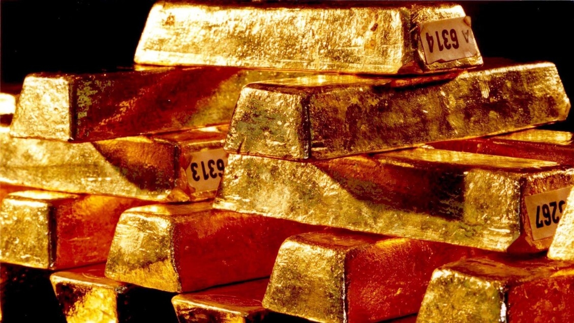 El oro baja ligeramente a 3.441,7 dólares la onza.