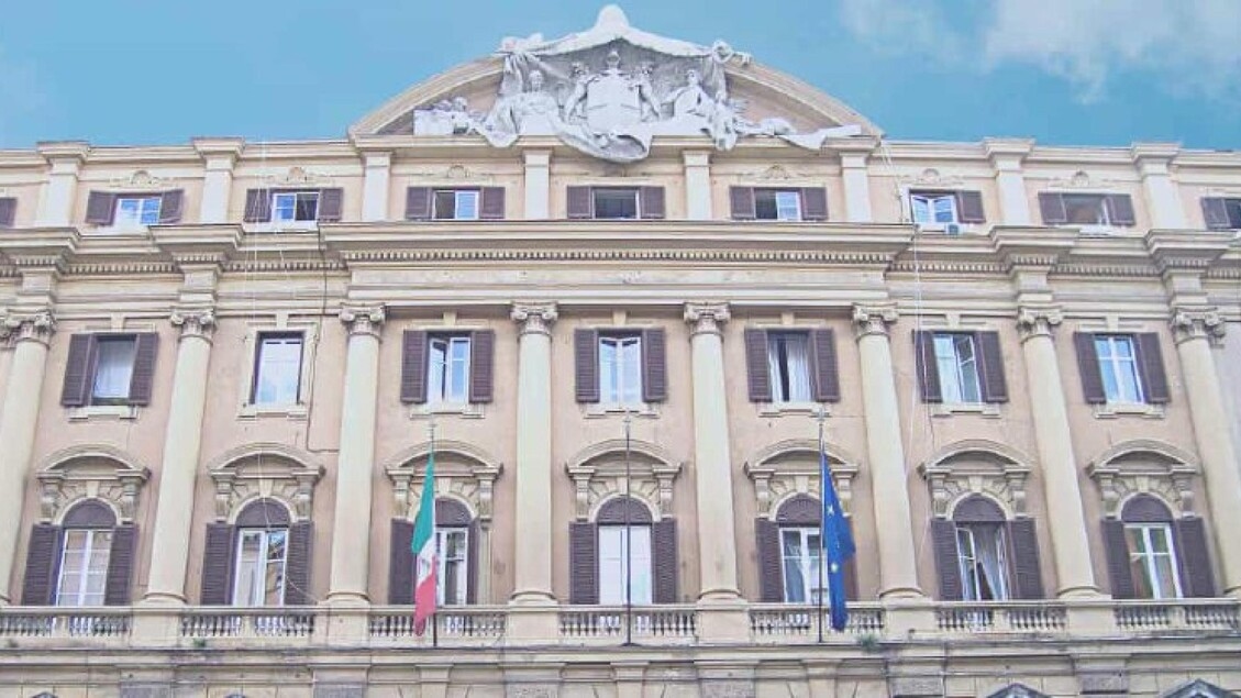 Der Spread zwischen italienischen Staatsanleihen und deutschen Bundesanleihen liegt zu Beginn bei 77,9 Punkten.