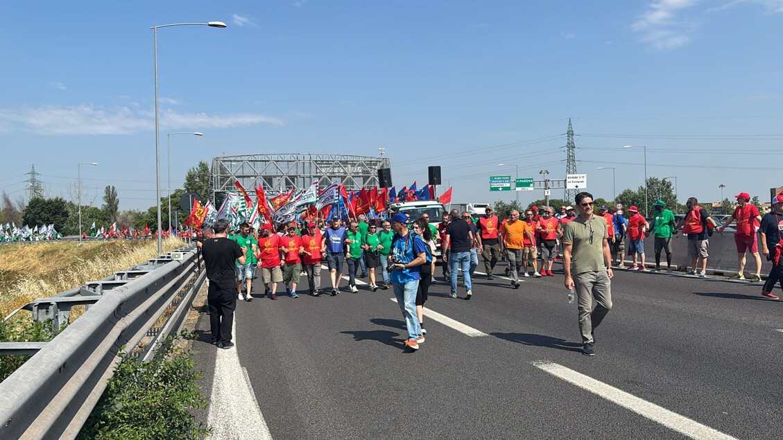 Metal işçileri çevre yolunu kapattı, güvenlik kararı devreye girdi