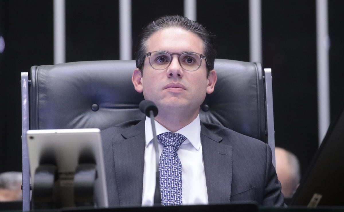 Motta is advised not to irritate Moraes and should postpone amnesty projects