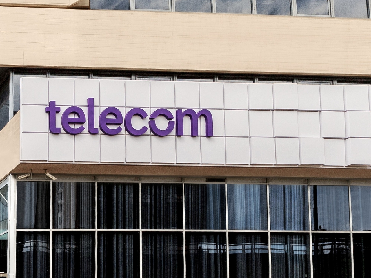 Mahkeme, Telefónica'nın Telecom'a satışına karşı verilen hükümet kararını bozdu.