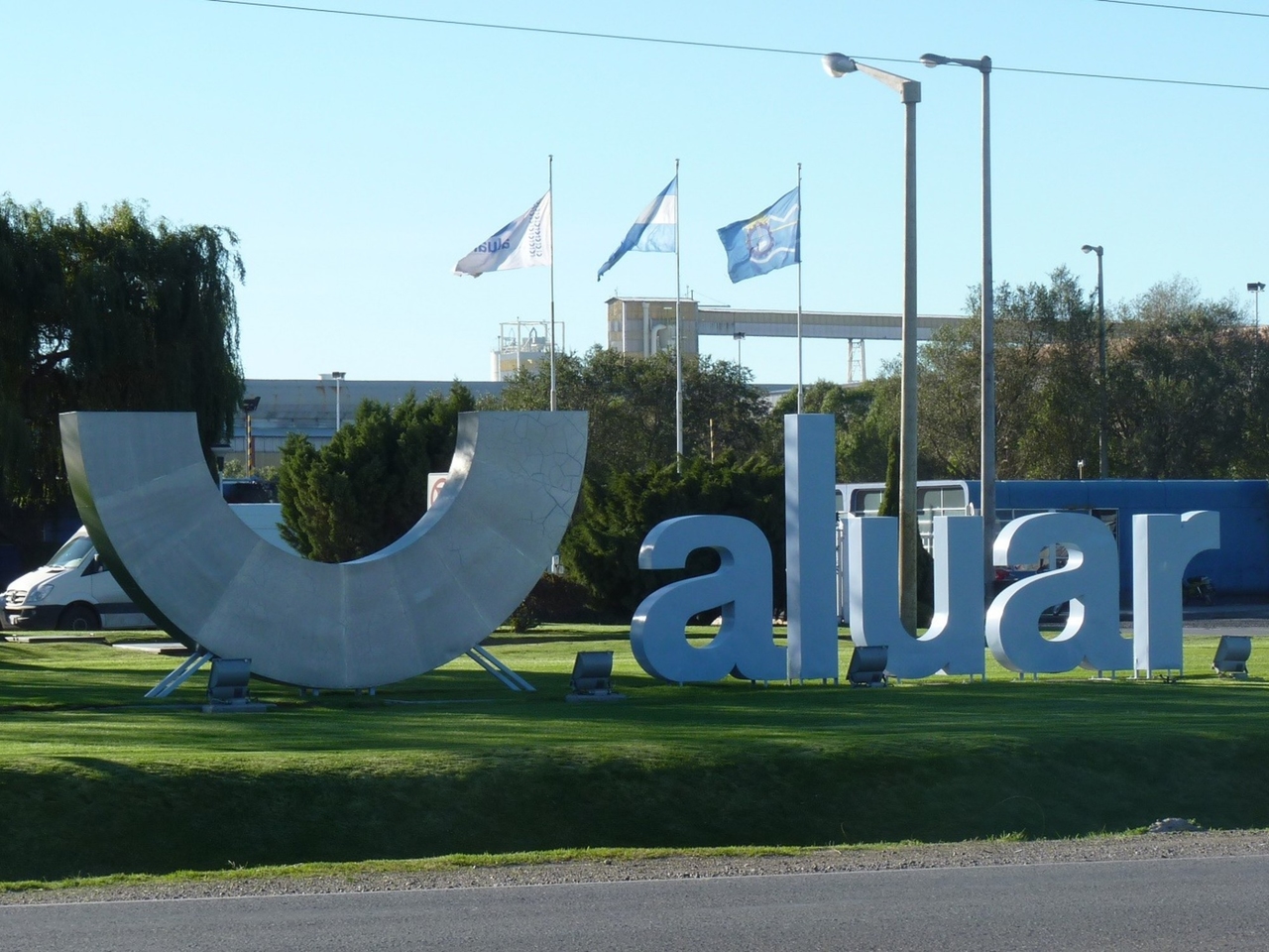 Aluar traslada la baja de impuestos a sus precios y los recorta un 25%