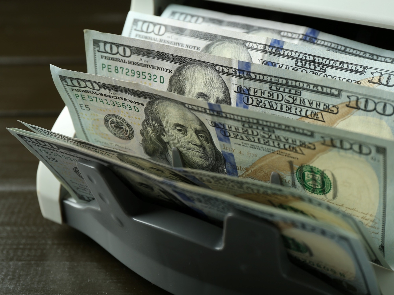 Dollar: Caputo said that "nothing will change," but analysts are waiting to see how the market will open.