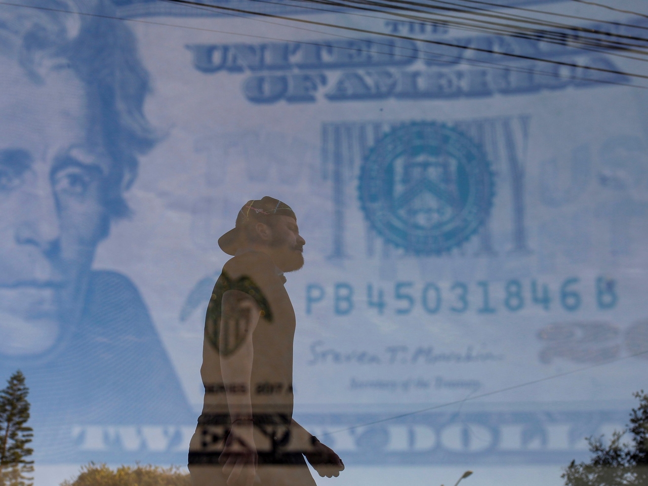 A pochi giorni dalle elezioni, il dollaro si avvia a raggiungere un nuovo record e le azioni stanno crollando.