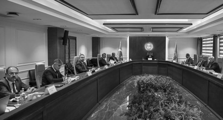 Rada arbitrażowa obradowała w niepełnym składzie: ustalono harmonogram podwyżek dla urzędników państwowych.