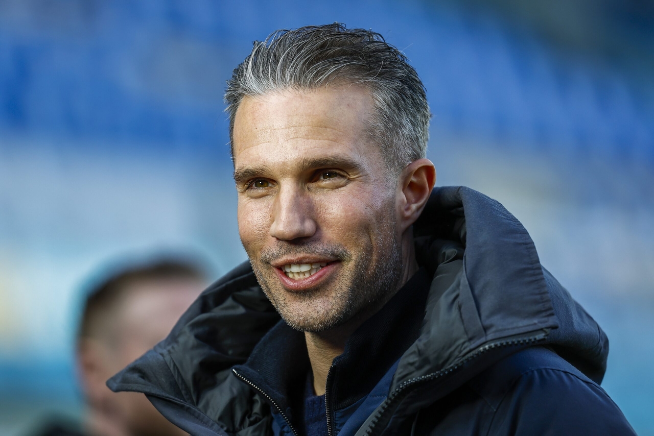 Van Persie nomeado treinador do Feyenoord após demissão de Priske