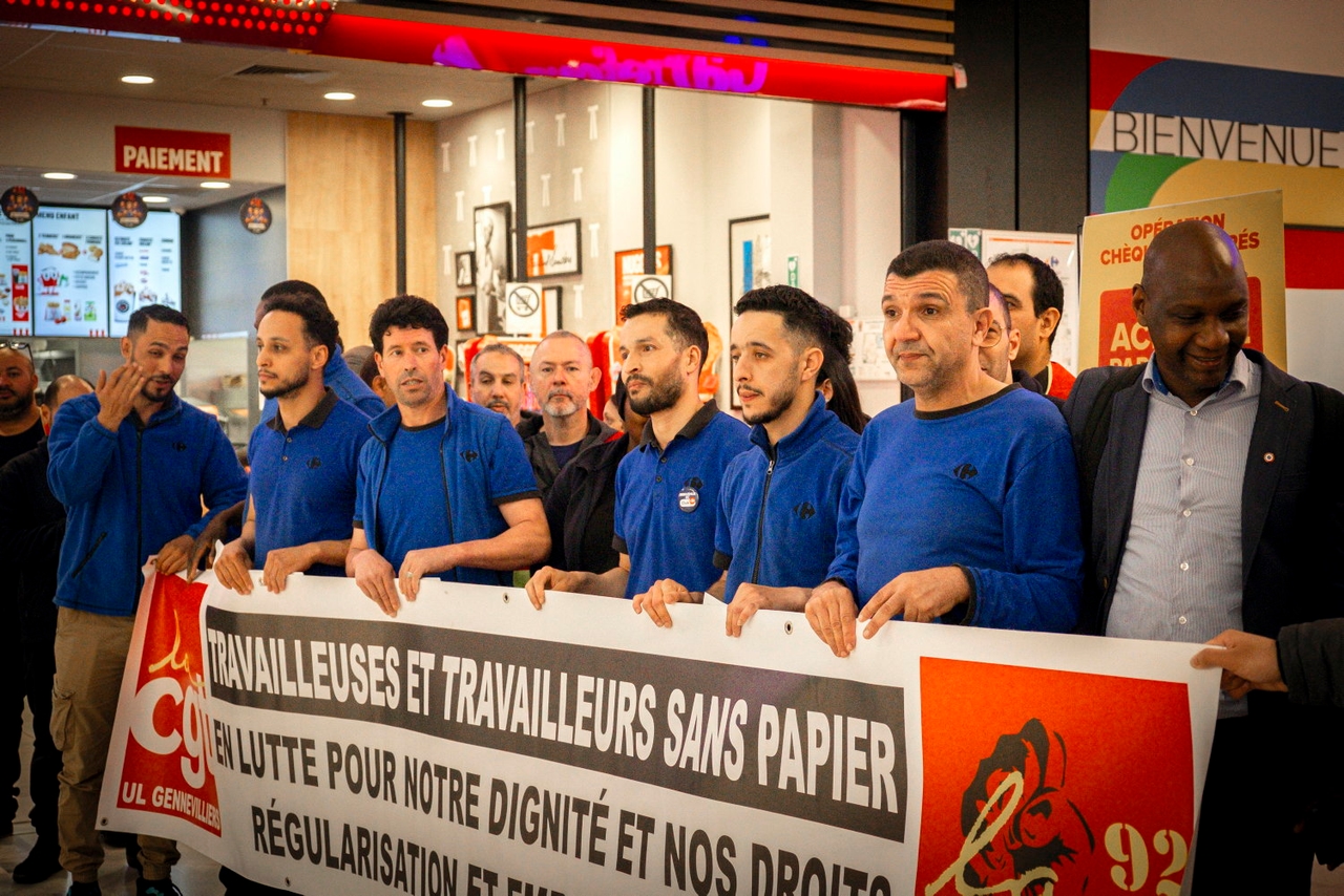 Gasp edilip sonra işten çıkarılan 7 belgesiz Carrefour çalışanı, CGT seferberliğinin ardından davalarını kazandı