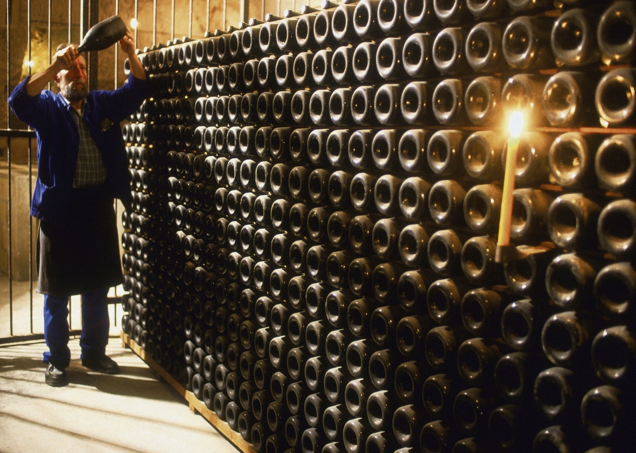 "Las bodegas están llenas, pero también las cajas registradoras": las razones del enfado en la industria del champán y el coñac