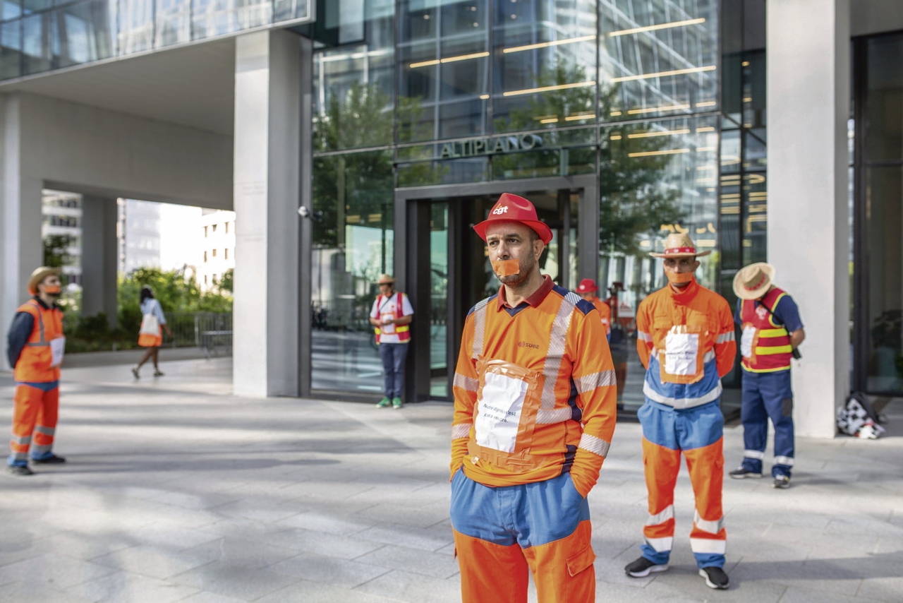 „Sie haben uns wie Sklaven behandelt“: Von Suez-Subunternehmer ausgebeutete Arbeiter ohne Papiere fordern Rechenschaft vom Müllgiganten