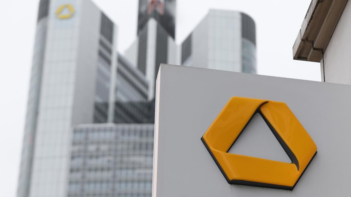 Unicredit zwiększa swoje udziały w Commerzbanku do 26% i ogłasza zamiar osiągnięcia 29%.