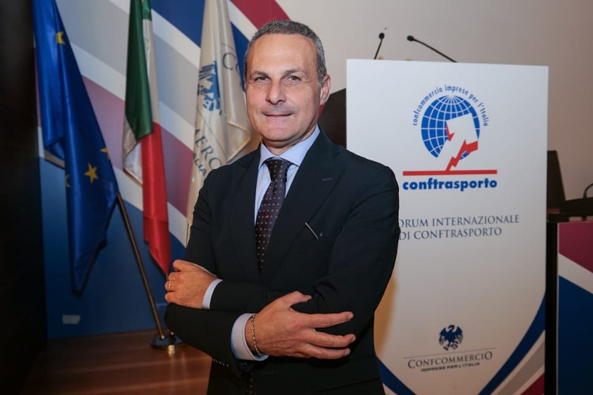 Emissioni CO₂: la UE grazia le auto, i camion no. Conftrasporto: “Errore grave”