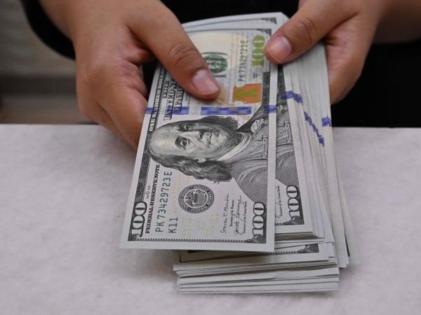 O dólar fechou em baixa na terça-feira em antecipação aos resultados do primeiro semestre.