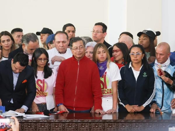 Würde Präsident Petro den Kongress auflösen, wenn das Referendum im Senat nicht angenommen wird?