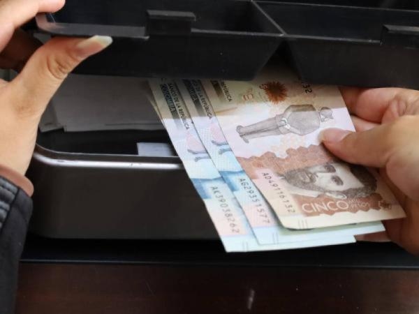 Qual é o salário ideal para viver em Medellín sem estresse no final do mês, segundo a IA?