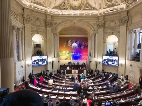 Minute by minute: Congressmen prepare for the installation of a new legislature