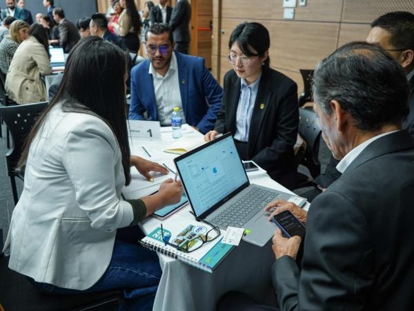 China will form a group of experts to structure railway projects in Colombia.