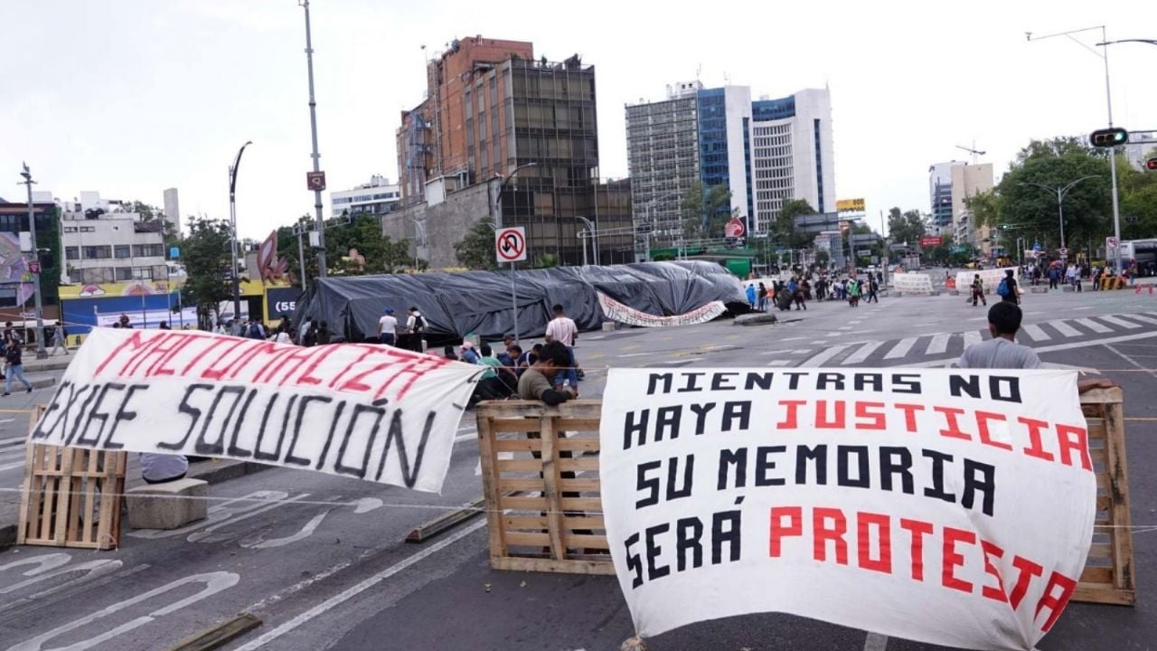 Studenten van lerarenopleiding in Chiapas blokkeren straten van Insurgentes en Reforma; gouverneur beschuldigd