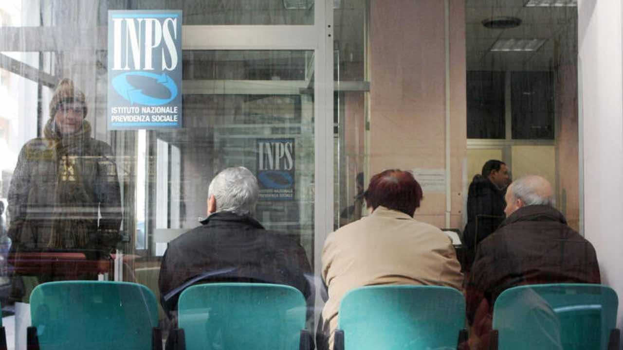 INPS, "Hurry to the office on July 22nd, we'll give you €804 without any fuss." Hurry, time is running out.