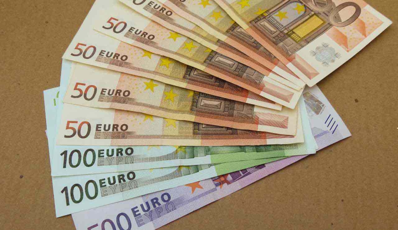 Bekarlara özel bonus: "Bekarlara 10.000 dolar dağıtıyoruz." | Bekar erkekler ve kadınlar, daha ne bekliyorsunuz?