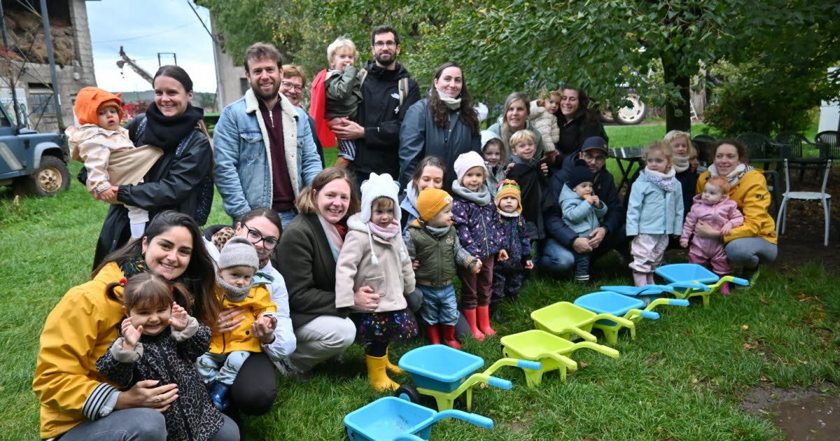 Velle-sur-Moselle. Toddlers visiting the farm