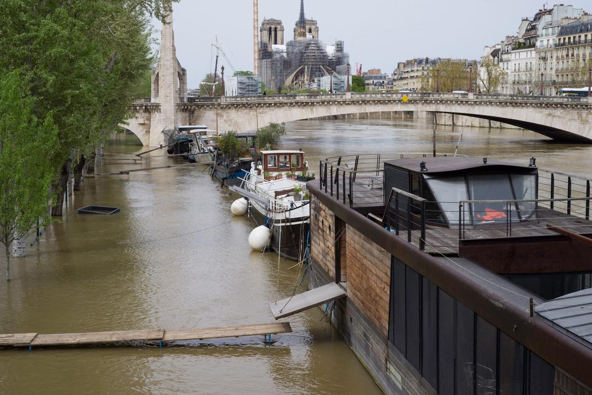 Ruas inundadas, cortes de energia, milhares de moradores evacuados... Paris se prepara para a "enchente do século"