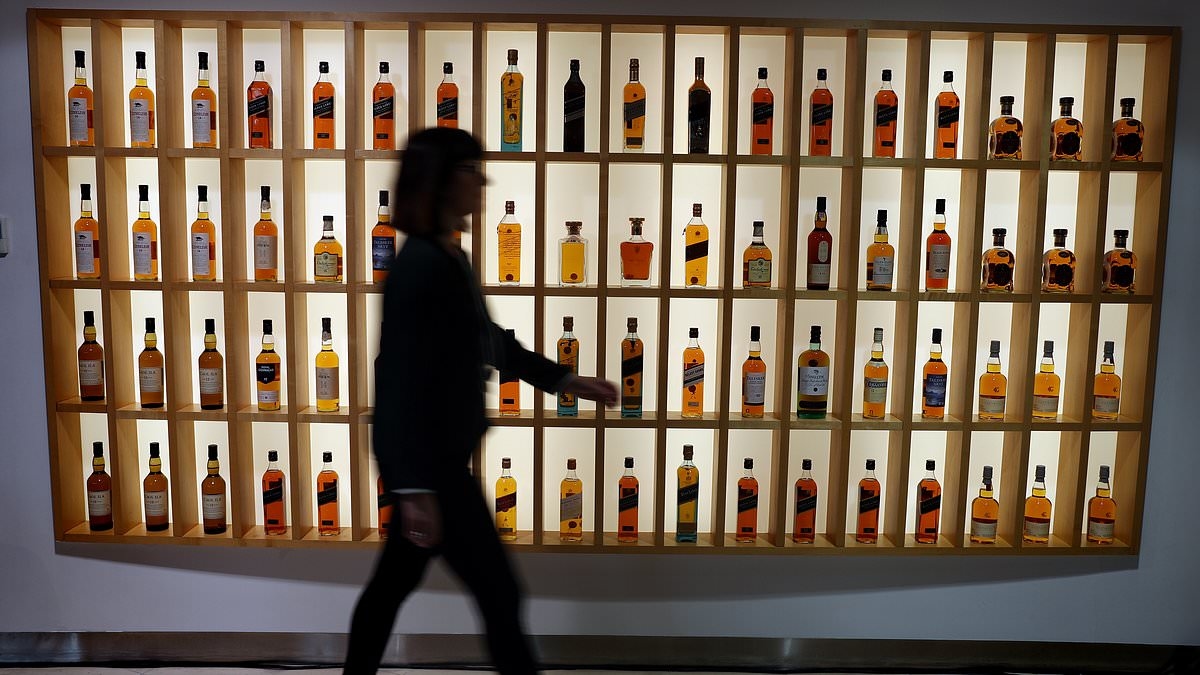 Diageo agora está 'vulnerável a uma oferta de aquisição': Vendas fracas nos EUA e na China levam as ações ao menor nível em uma década.