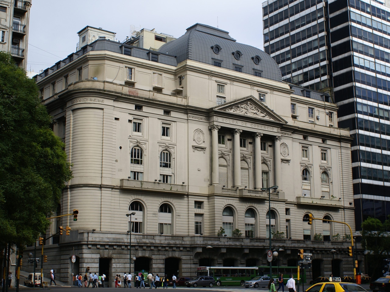 La Bolsa de Buenos Aires se dispara 17 % tras el triunfo del partido de Milei en Argentina