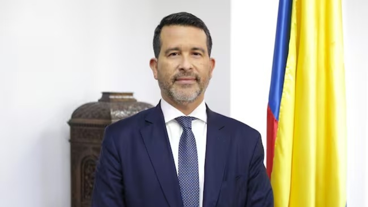 O Dian continuará como diretor interino; após nove meses, o diretor interino sai.