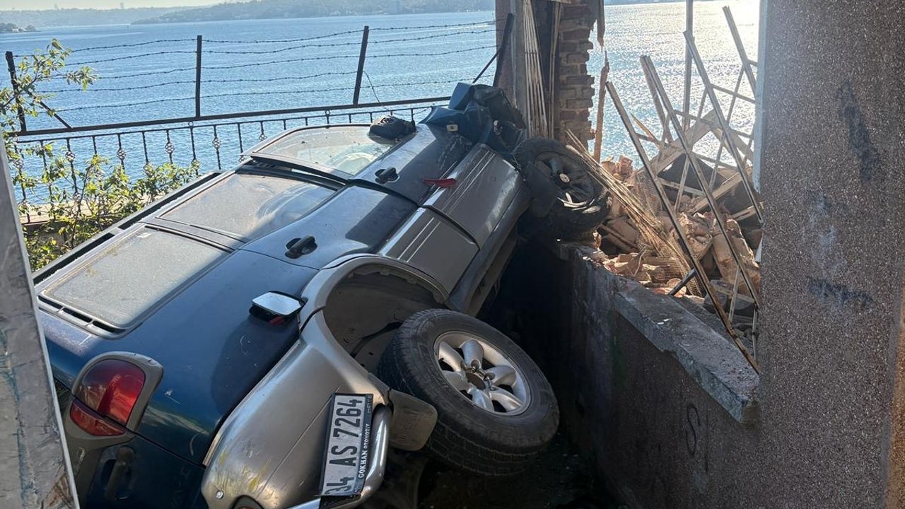Une voiture qui a dérapé en bas d'une colline à Sarıyer a percuté un bâtiment et s'est retrouvée accrochée à la rambarde.