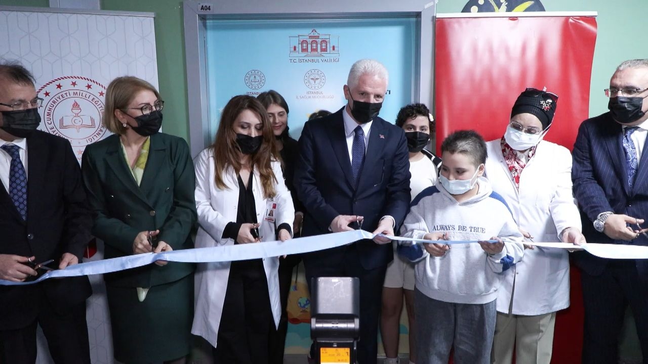 El gobernador Gül inauguró el "Aula del Hospital".