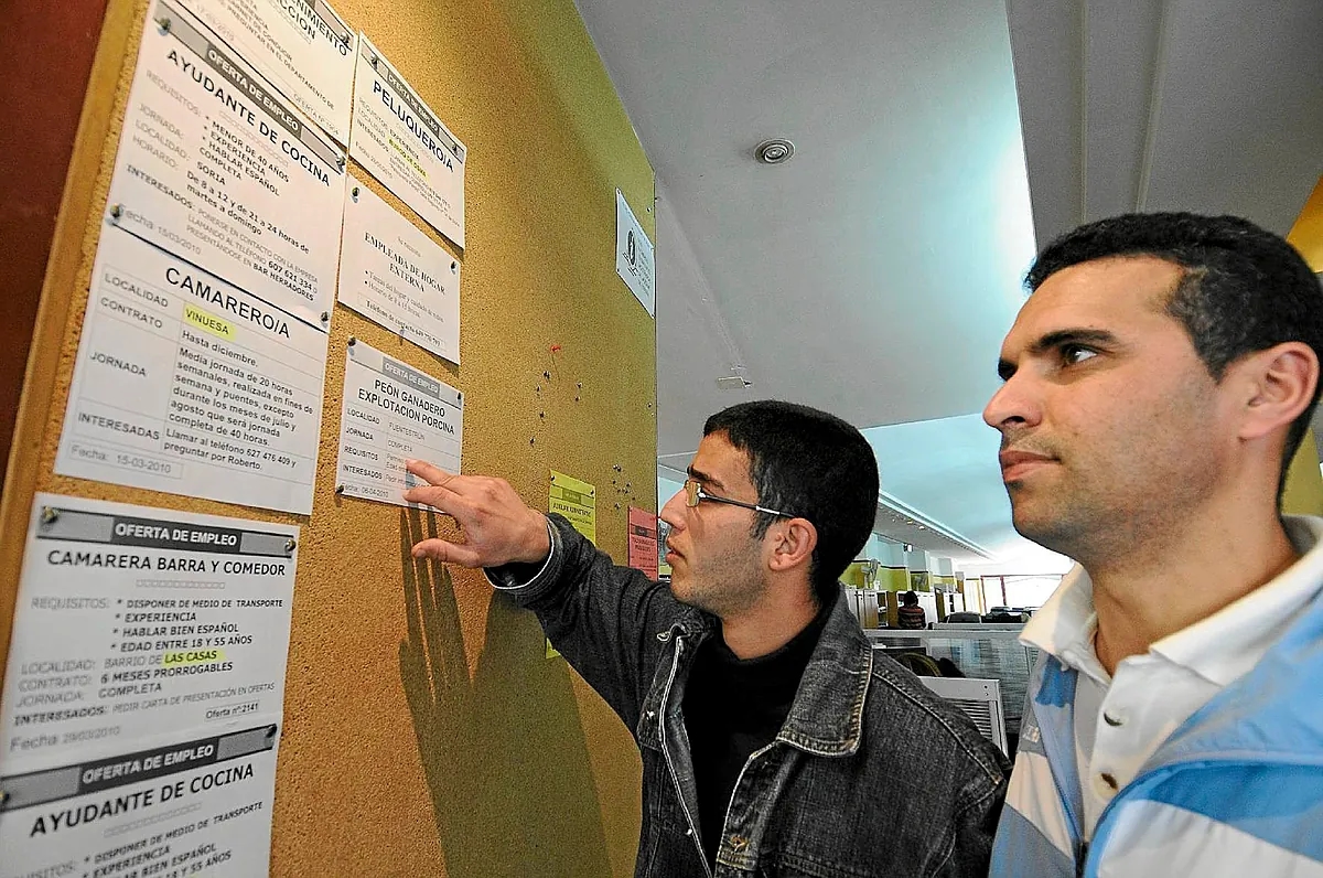 Hiszpania odnotowuje czwarty miesiąc z rzędu wzrostu bezrobocia wśród młodzieży: kolejnych 10 tys. osób poniżej 25. roku życia pozostaje bez pracy, a liczba umów o pracę spadła o 4%.