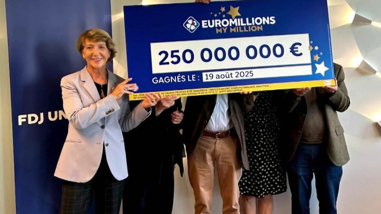 EuroMillions: Beş arkadaş bir araya gelerek Fransız oyununda şimdiye kadar kazanılan en büyük ikramiye olan 250 milyon avroyu kazandı.
